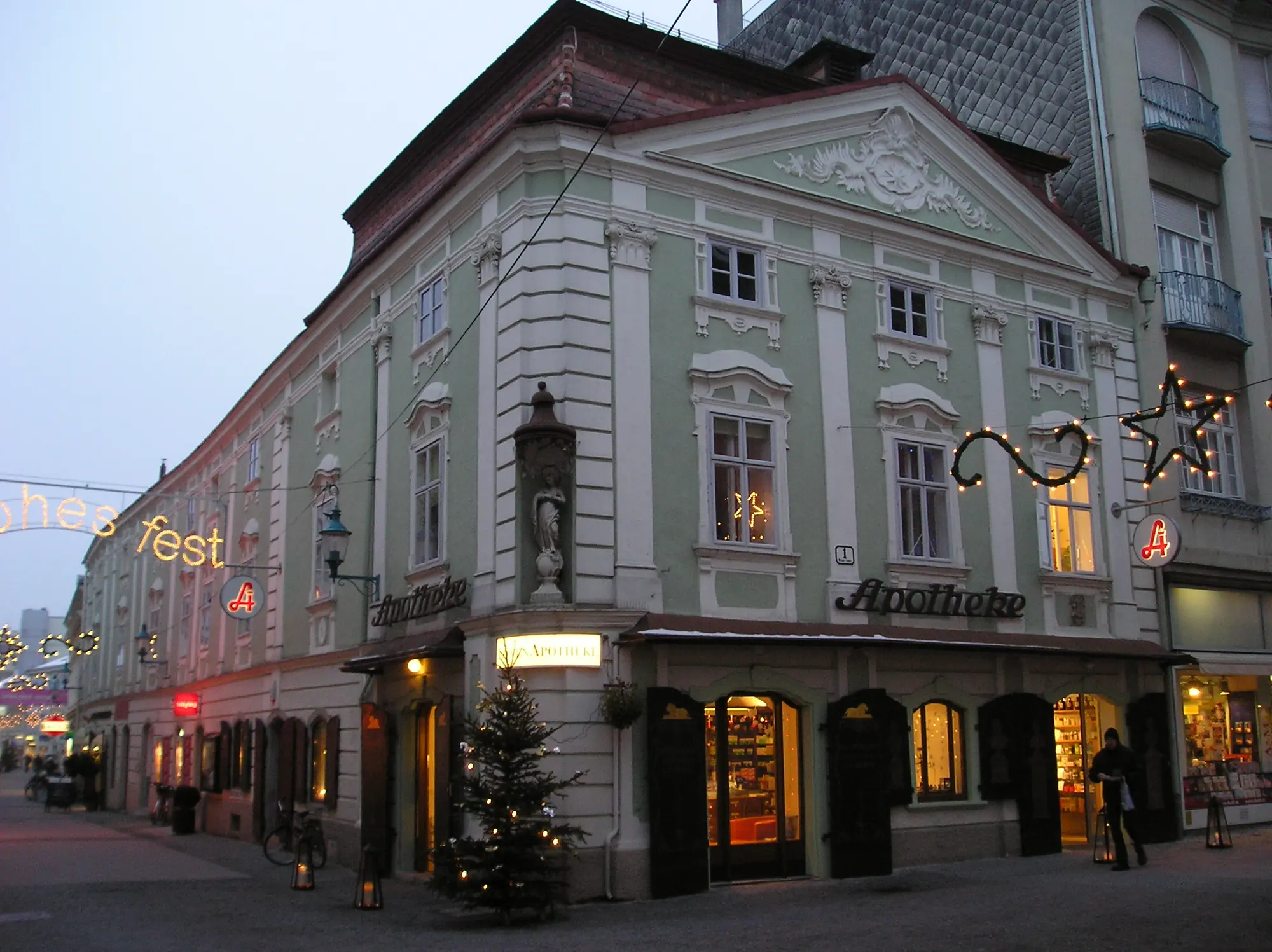 Beleuchtete Fassade der Apotheke zum goldenen Löwen am Abend in der Fußgängerzone von St. Pölten