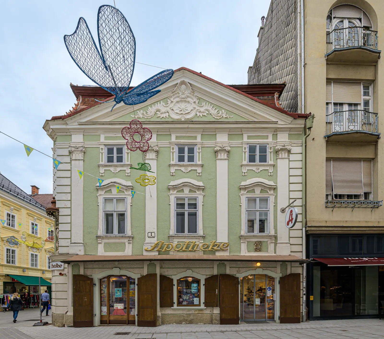 Barocke Fassade der Apotheke zum goldenen Löwen in der Wiener Straße mit Pilastern und Giebel