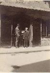 Historisches Foto: zwei Männer vor dem Eingang der Apotheke um 1900