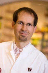 Porträt von Apotheker Mag. pharm. Andreas Gentzsch im weißen Kittel