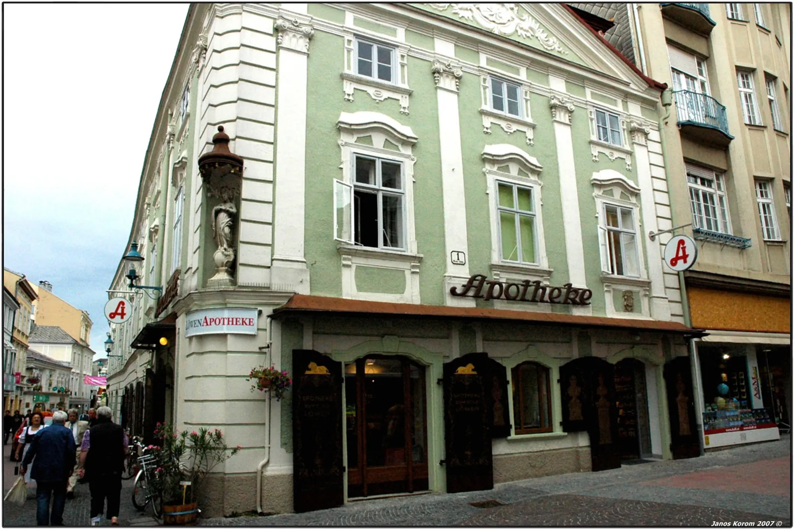 Eckansicht der Apotheke zum goldenen Löwen mit der Madonna unter dem Baldachin an der Gebäudekante