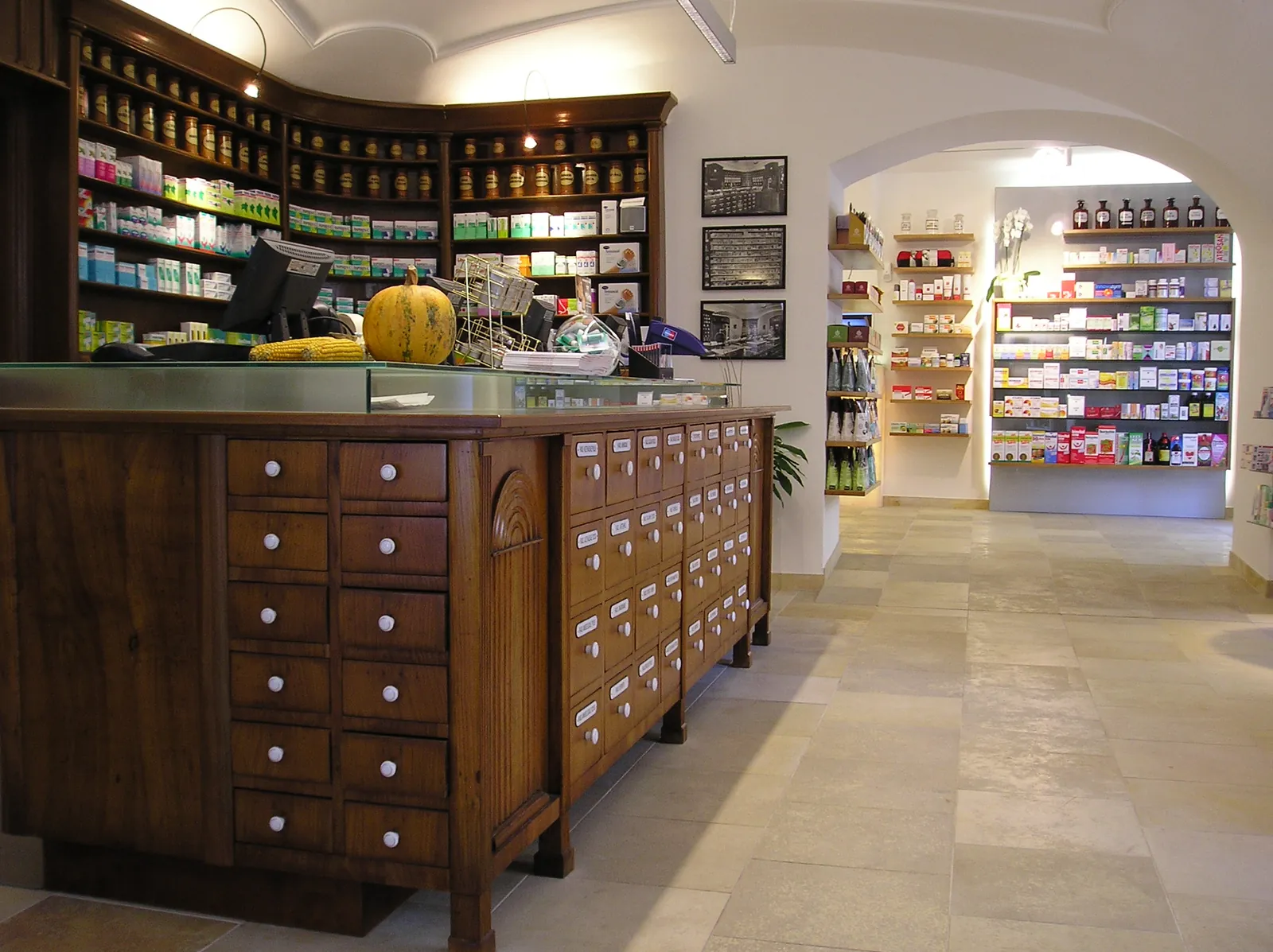 Historisches Verkaufspult aus Kirschholz mit vielen kleinen Schubladen in der Löwen-Apotheke